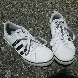 Unisex classic Adidas sneaker great condition